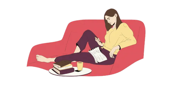 Девушка читает смс на диване