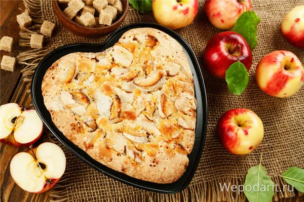 домашний яблочный пирог в форме сердца