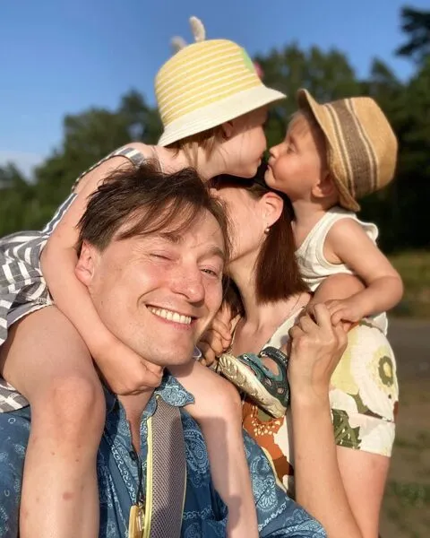 Сергей Безруков с женой и младшими детьми