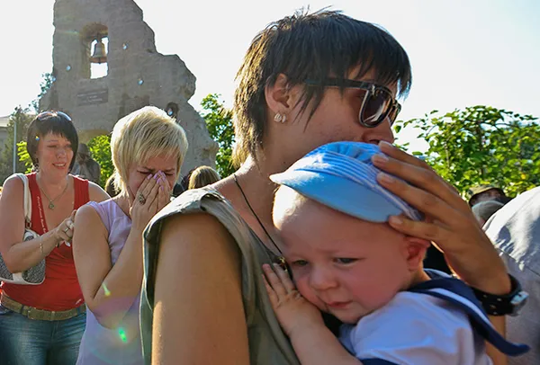 Жители Крымска во время открытия памятника горожанам, погибшим в результате наводнения