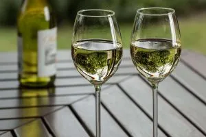 Преимущества и недостатки белого сухого вина