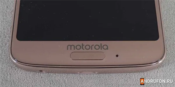 Сканер отпечатков пальцев на фронтальной стороне в Motorola G6.