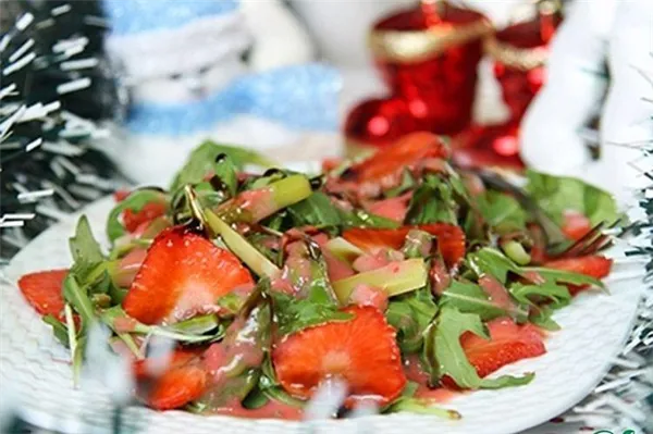 Салат с клубникой и спаржевой фасолью - Что приготовить ребенку на День рождения рецепты