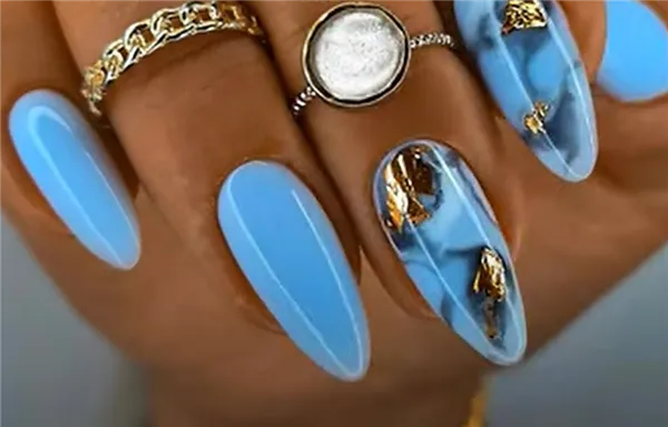 Голубой маникюр с золотой фольгой на длинных овальных ногтях