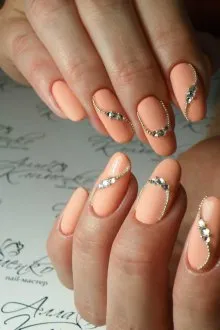 Маникюр на длинные ногти персиковые с декором