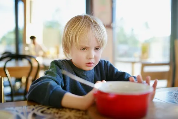 Ест только макароны и сосиски. Почему дети не любят «нормальную» еду — и что с этим делать. Почему дети не любят. 3