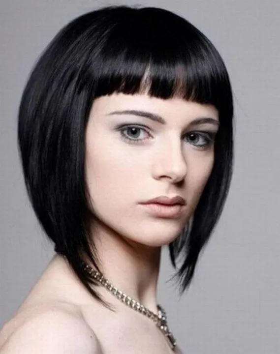 Модная стрижка каре 2023: фото на короткие и средние волосы. Каре с длинной челкой. 69