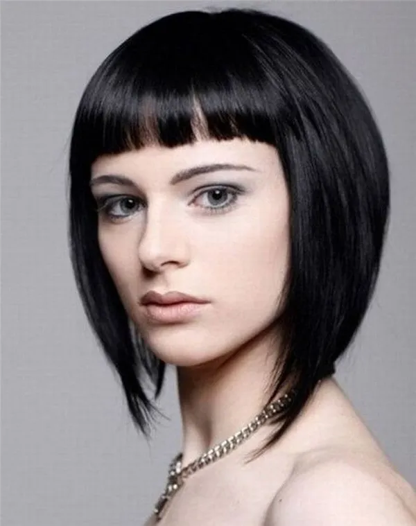 Модная стрижка каре 2023: фото на короткие и средние волосы. Каре с длинной челкой. 9