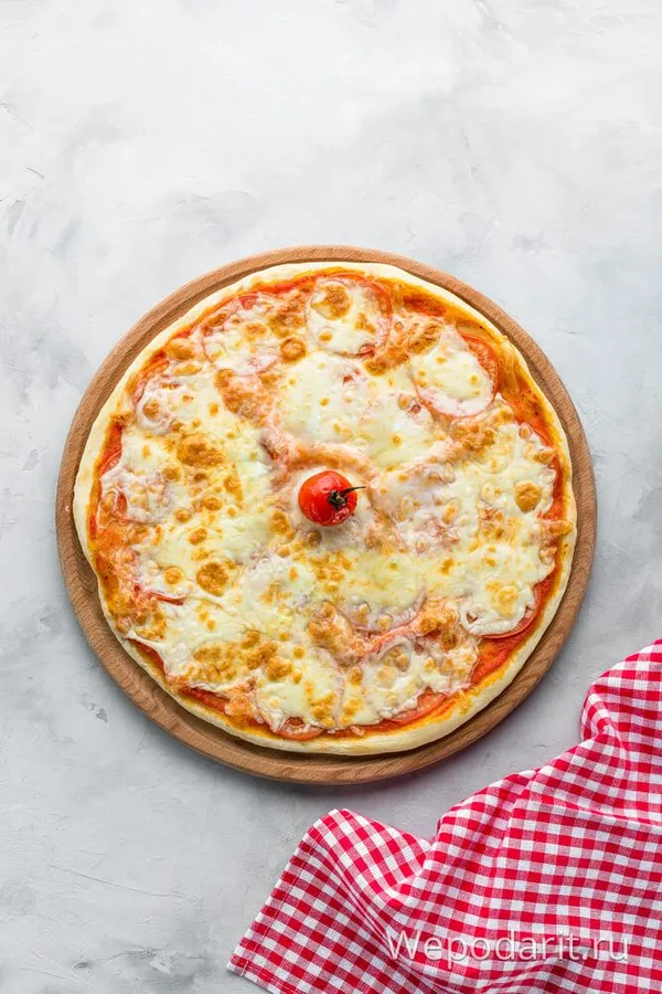 пицца с томатом и сыром