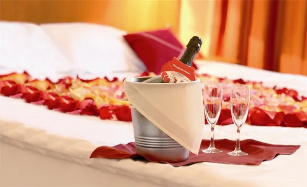 кровать в отеле романтик