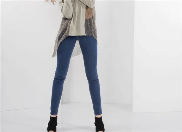 базовый гардероб девушки 20-25 лет: зауженные джинсы