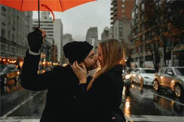 Влюбленная пара с зонтом