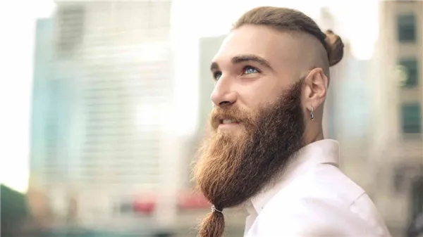 Мужчина с длинной ухоженной бородой