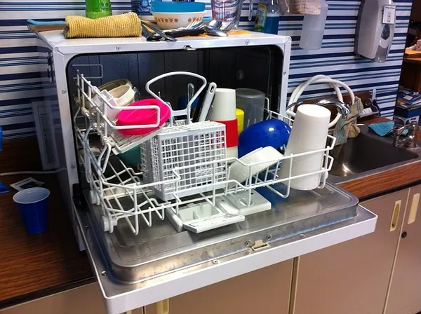 Нужна ли посудомоечная машина на кухне