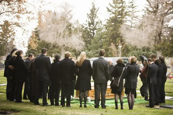 люди на похоронах