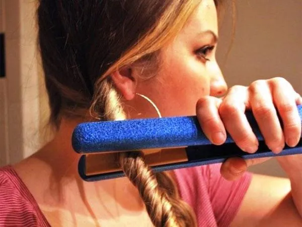 Узнайте секрет как накрутить шикарные локоны утюжком на длинных волосах. Как сделать локоны утюжком. 5