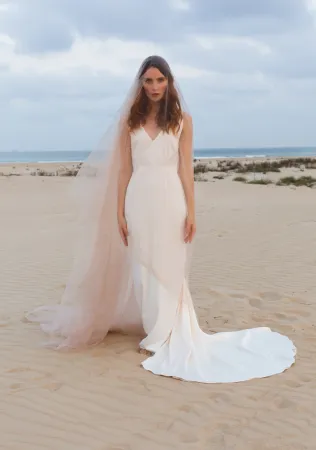свадебные прически для длинных волос, пляжные волны, платье VARAKSINA WEDDING DRESS