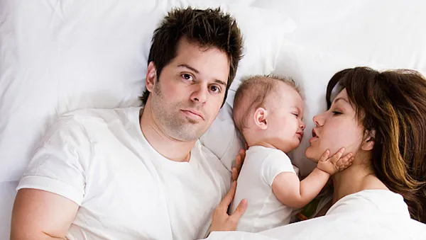 Почему ребёнок хочет спать с родителями и как отучить его от этого. Дети спят с родителями. 17