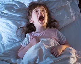 Почему ребёнок хочет спать с родителями и как отучить его от этого. Дети спят с родителями. 3