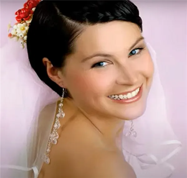 Свадебная прическа на короткие волосы с цветами