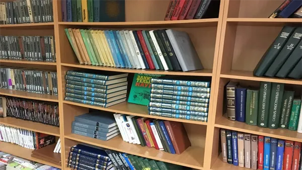 Книги на стеллаже и полках в книжном шкафу 