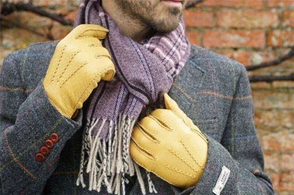 Теплый стильный шарф и перчатки - Что подарить мужу на День рождения