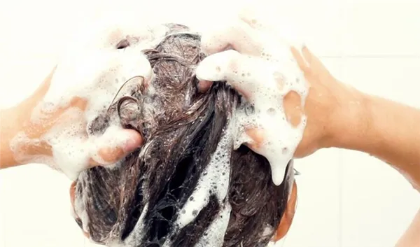Мытье головы профессиональным шампунем