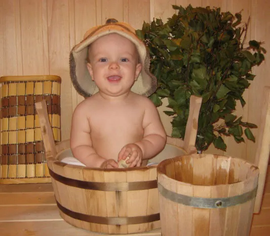 Ребенок во время купания в бане