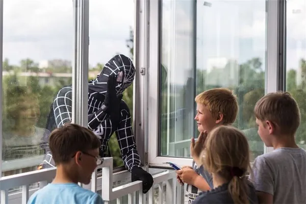 Новосибирский супермен в окне детской больницы