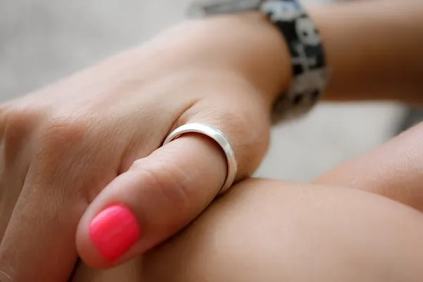 Значение кольца на большом пальце руки. Кольцо на большом пальце у девушки. 5