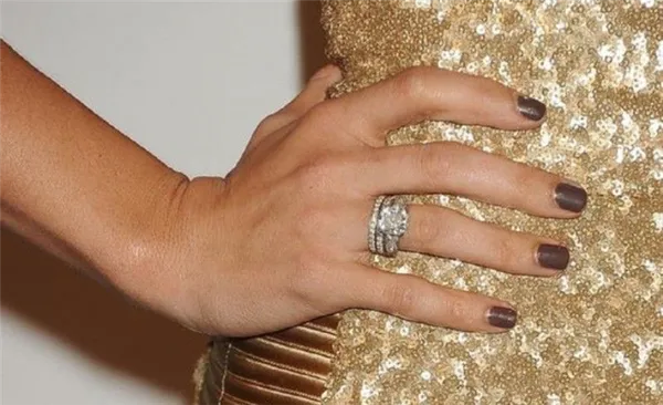 Значение кольца на большом пальце руки. Кольцо на большом пальце у девушки. 15