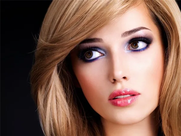 Яркий макияж для блондинок с карими глазами