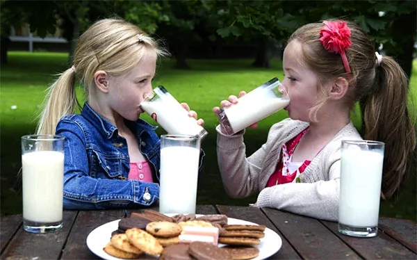 Дети пьют молоко