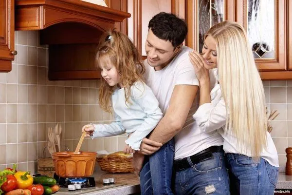 молодая семья с ребенком на кухне