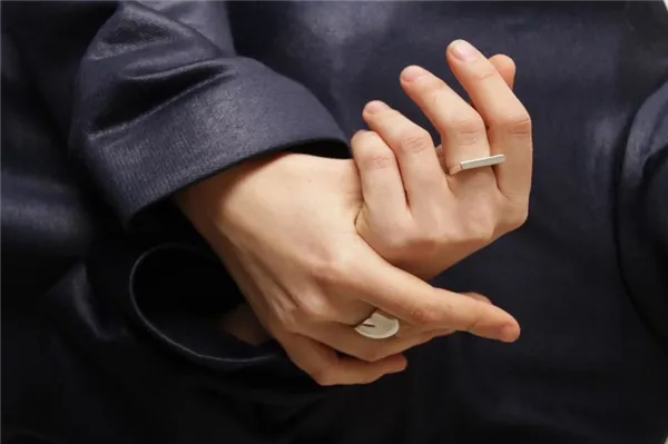 зачем носят кольцо на среднем пальце