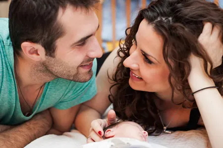 Секреты счастливого брака: расписание поцелуев и список золотых звезд. Муж и жена целуются. 1