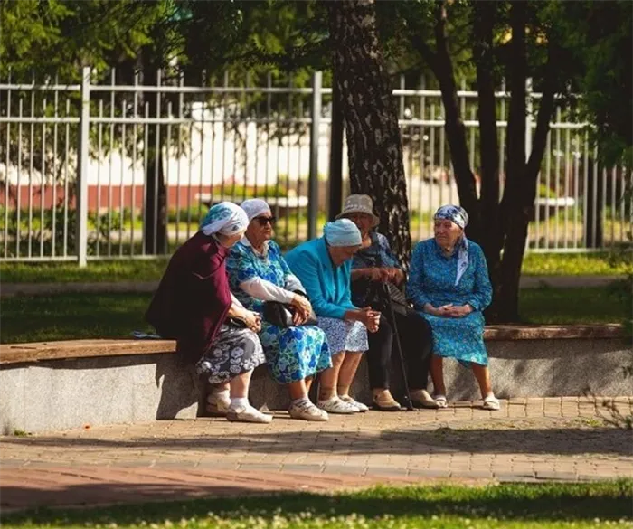 15+ нарядов с подиума, которые на моделях и звездах выглядели как небо и земля