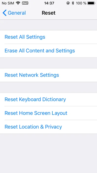 Для сброса пароля на резервную копию используй команду Reset All Settings. Она сбросит лишь некоторые настройки, включая пароль на бэкап, но не затронет данные