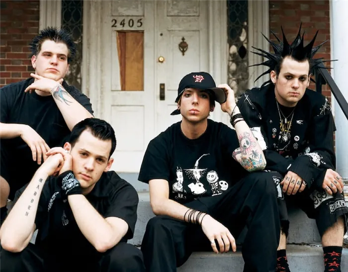 Good Charlotte и гитарист Бенджи Мэдден с шипами свободы