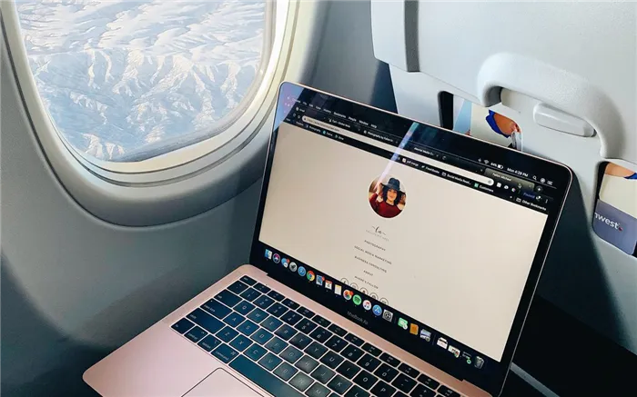 Ноутбук около иллюминатора самолёта