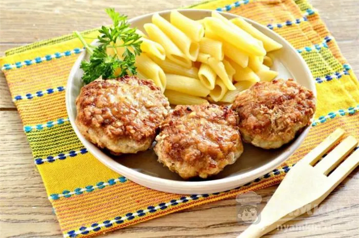 Вкусные и сочные мясные котлеты без хлеба – нужен один ингредиент 14